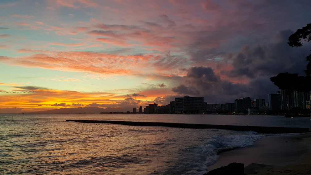 Image of sunset at Kapiolani Beach in Waikiki