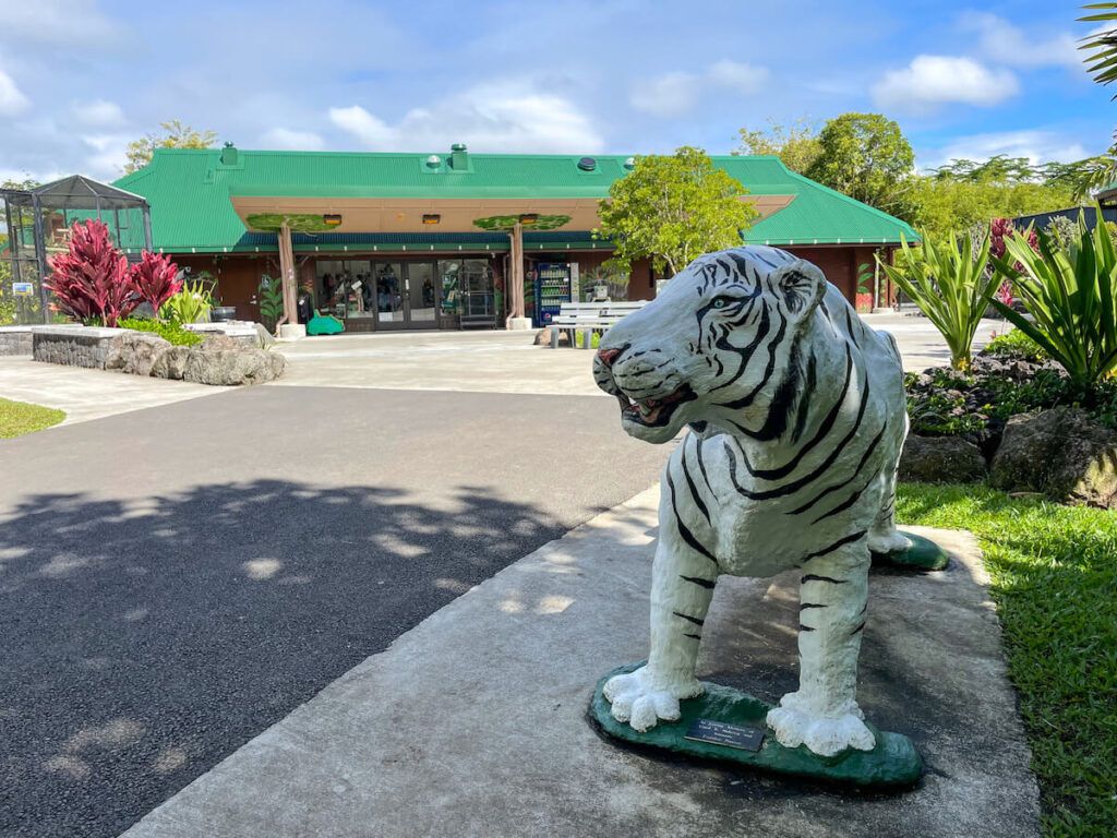 Panaewa Rainforest Zoo: Image of a white tiger statue outside the entrance to the zoo