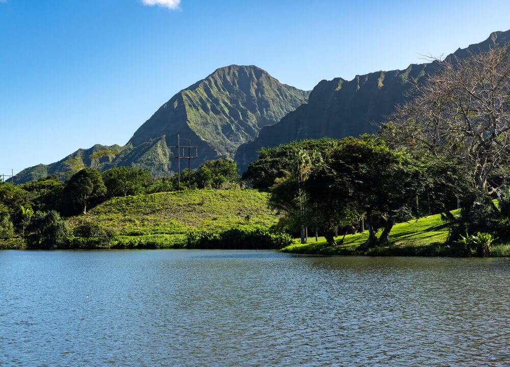 Hoomaluhia Botanical Garden on Oahu: Image of a lake with mountains in the background