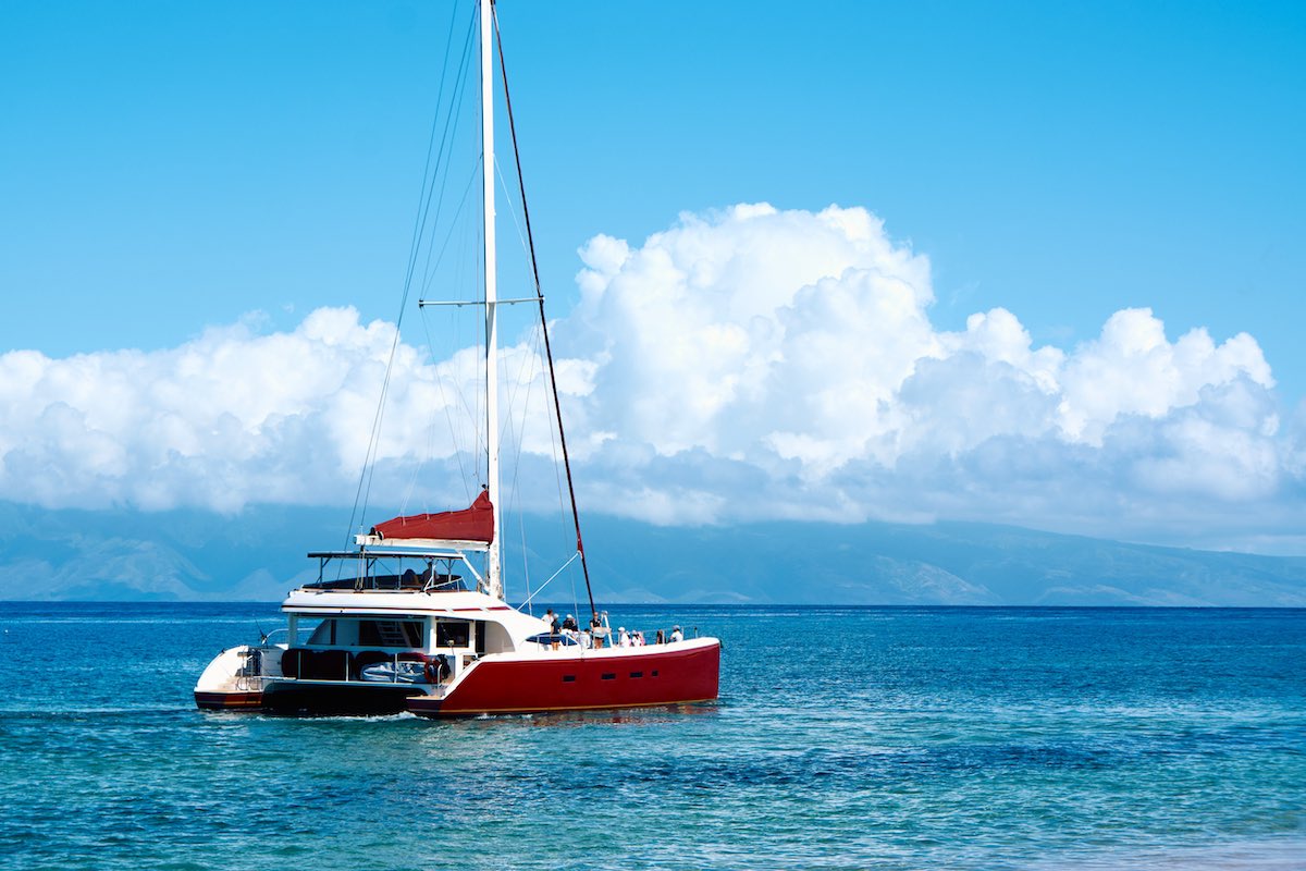 Find out the best Maui boat tours recommended by top Hawaii blog Hawaii Travel Spot. Image of a yacht off the coast of Maui