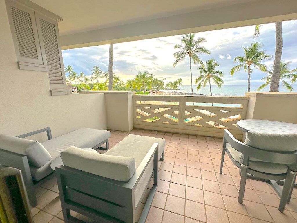 Image of cushioned seats on a lanai in a Hawaii hotel